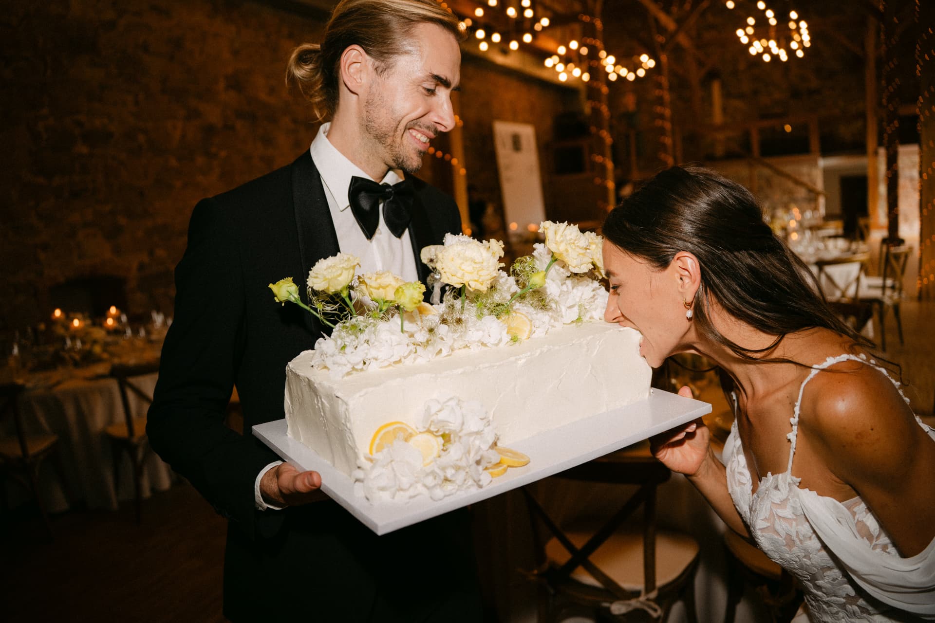 Brautpaar mit Hochzeitstorte